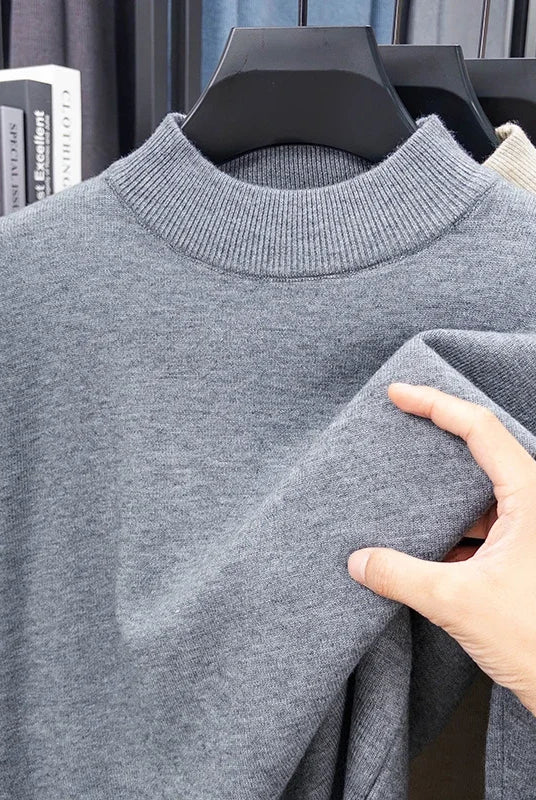 Half turtleneck knitwear sweater for men in solid gray, made of soft knit material, casual autumn/winter mock neck pullover.