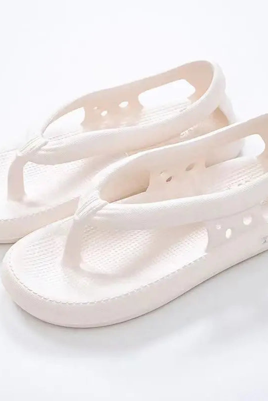 White thick-soled non-slip beach flip-flops for men and women, summer fashionable outer wear, made of lightweight rubber material.