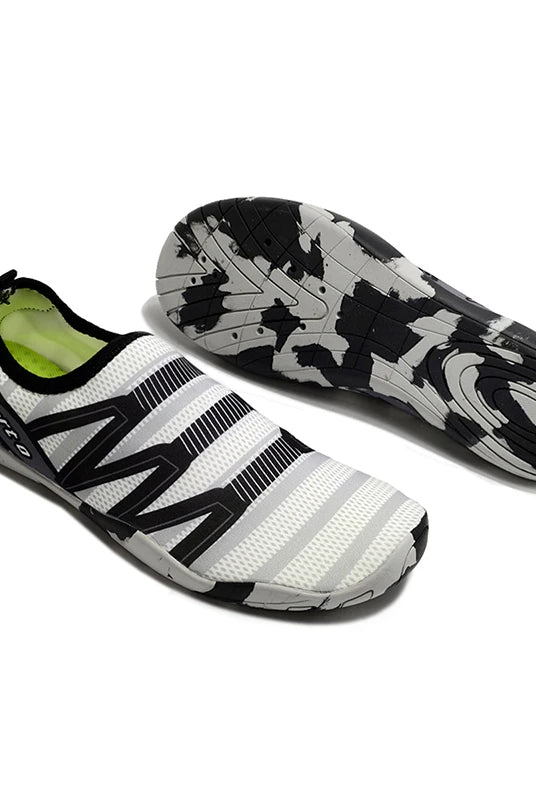 Lager Size Unisex Outdoor Aqua Shoes with black and white camouflage pattern, lightweight mesh material, suitable for beach, swimming, and indoor fitness.