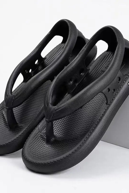 Black thick-soled beach flip-flops for men and women with non-slip soles and adjustable straps, suitable for summer outdoor wear.