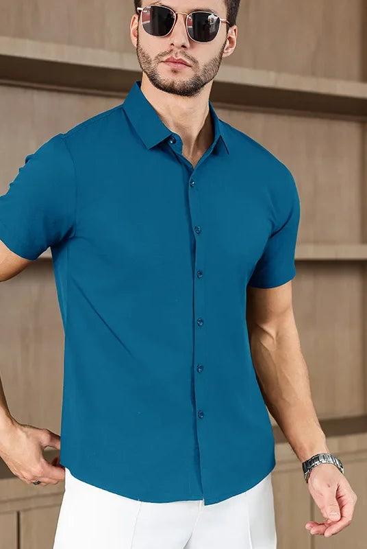 Men's business casual short-sleeved solid color shirt in blue, made of no-iron fabric, suitable for summer fashion, versatile and comfortable.