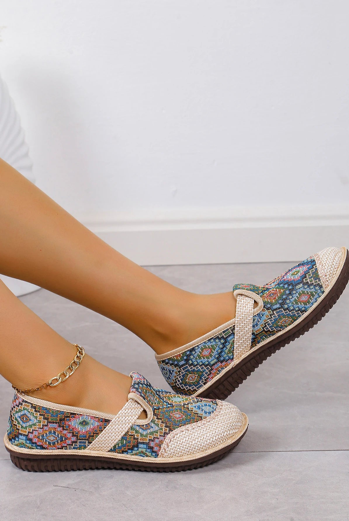 Super light women's casual sports shoes with colorful ethnic embroidery, soft sole, anti-slip, versatile for everyday wear