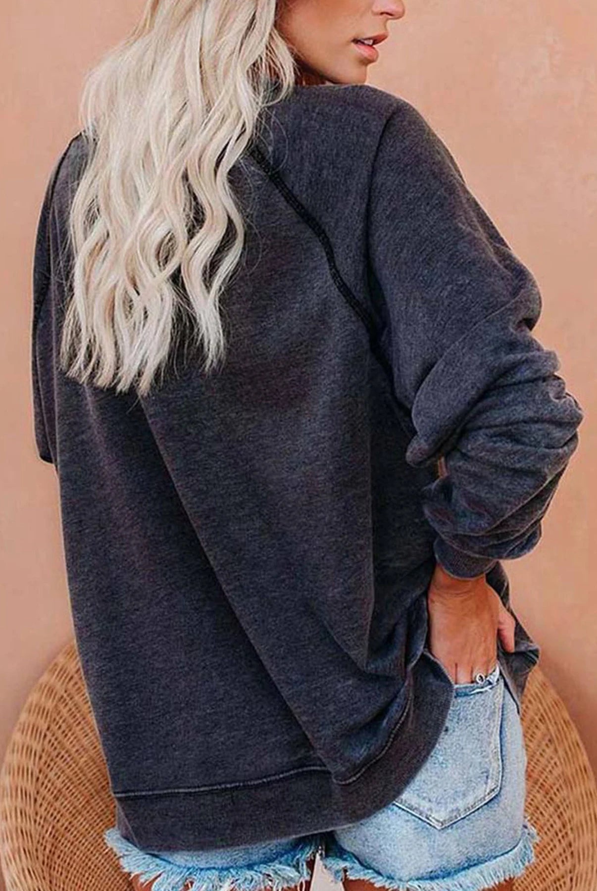 Women wearing dark gray I'M A MULTITASKER I CAN AND FORGET print sweatshirt with long sleeves, crew neck, casual style for fall and winter.