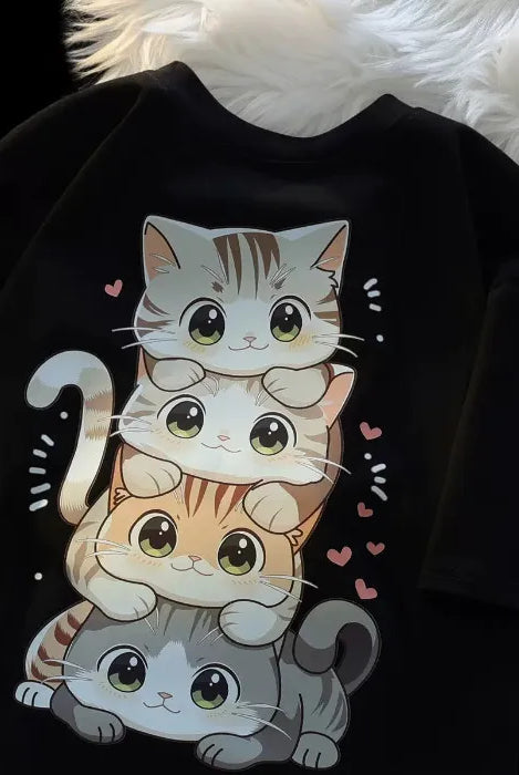 Summer Japanese cute cartoon stacked cat printed T-shirt featuring four colorful cartoon cats with large eyes and pink
